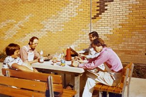 1979 Thomas Straube, links im Bild, beginnt seine Ausbildung im väterlichen Betrieb
