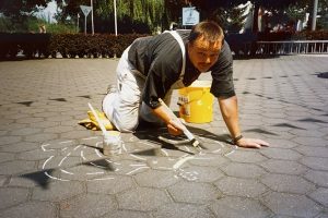 Thomas Straube beim Malen der traditionellen Schützenfestkronen